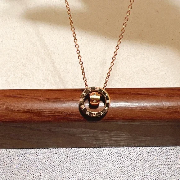✨ 18k gold plated rose gold Roman numeral necklace - Picture 6 of 11